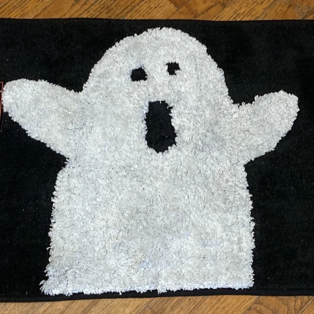 ONLY 2 LEFT! NWT AVANTI GHOST BLACK AND WHITE HALLOWEEN BATH MAT/RUG